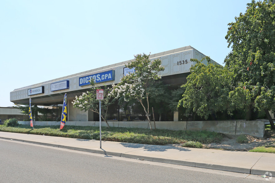 1535 E Shaw Ave, Fresno, CA for lease - Building Photo - Image 2 of 8