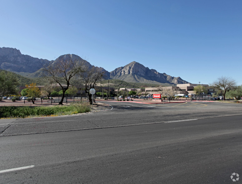 11100 N Oracle Rd, Tucson, AZ for lease - Building Photo - Image 1 of 8