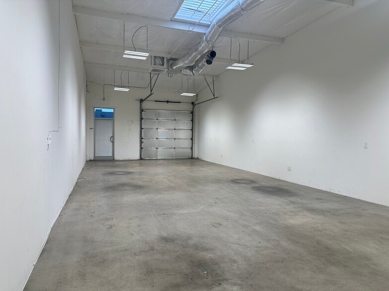 14723-14825 Oxnard St, Van Nuys, CA for lease - Building Photo - Image 3 of 11