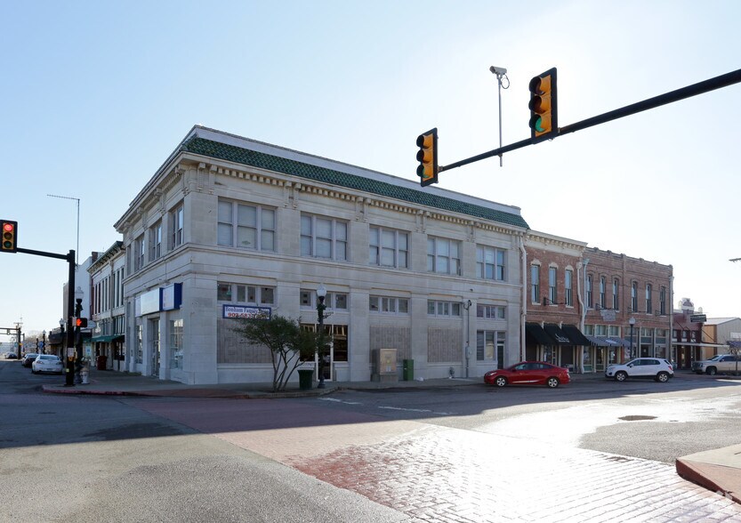 318 N Main St, Bonham, TX 75418