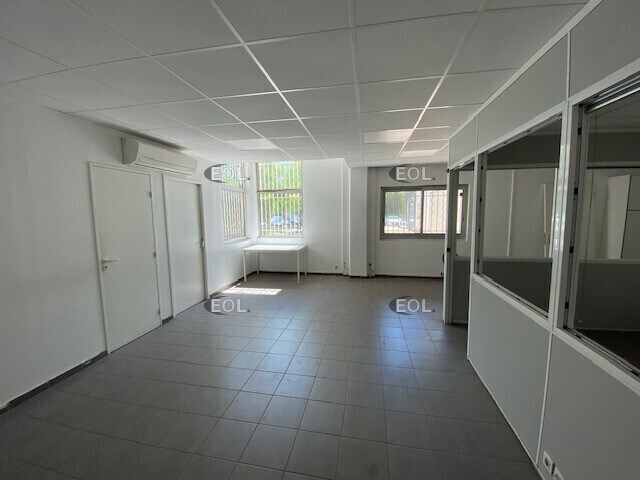 Flex in Vitrolles for lease - Interior Photo - Image 2 of 5