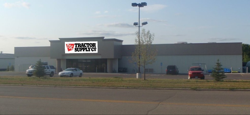 Retail in Flandreau, SD for sale - Building Photo - Image 1 of 1