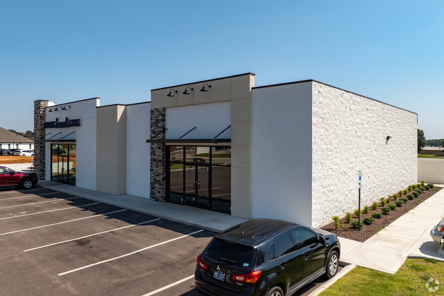 1373 Union University Dr, Jackson, TN for lease - Building Photo - Image 3 of 17