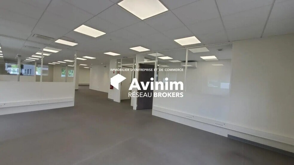 Office in Archamps for lease - Interior Photo - Image 3 of 15