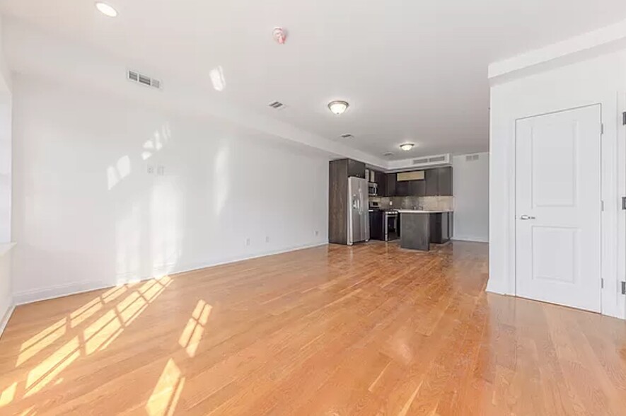 475 E Eighth St, Brooklyn, NY for sale - Interior Photo - Image 2 of 3