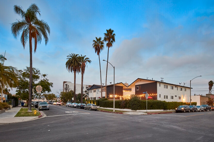 204 N Manhattan Pl, Los Angeles, CA for sale - Building Photo - Image 2 of 31