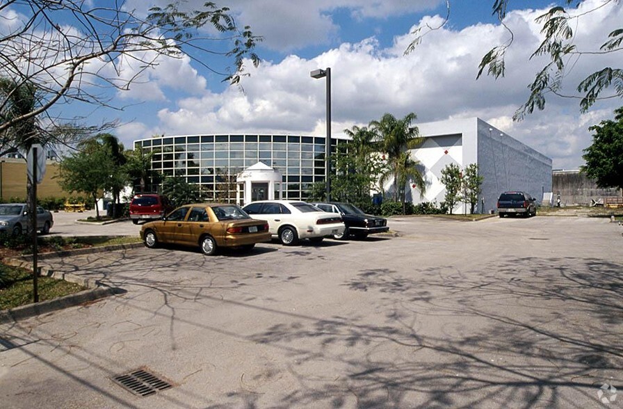 8081 NW 31st St, Miami, FL for lease - Building Photo - Image 3 of 5