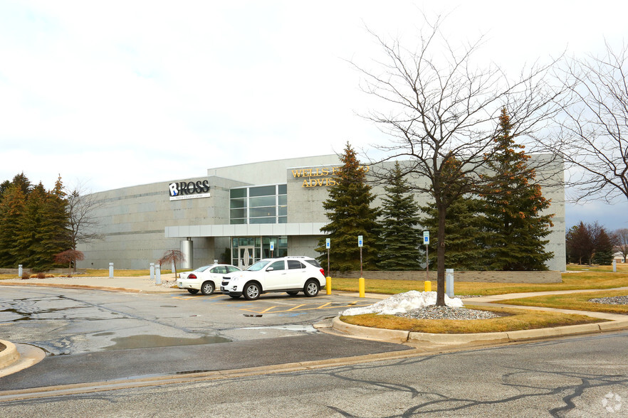 4300 Fashion Square Blvd, Saginaw, MI for lease - Building Photo - Image 1 of 11