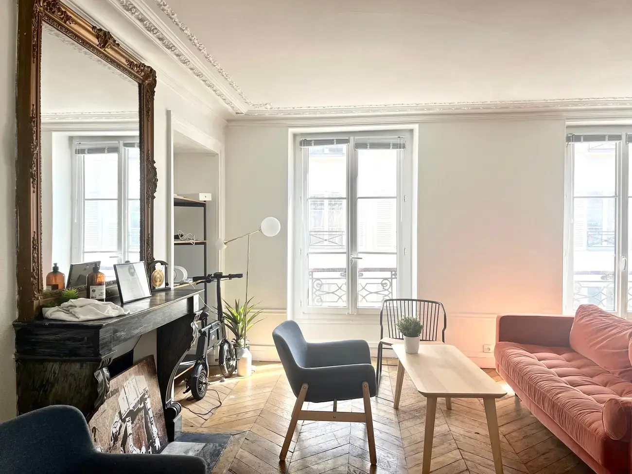 Office in Paris for lease Interior Photo- Image 1 of 1