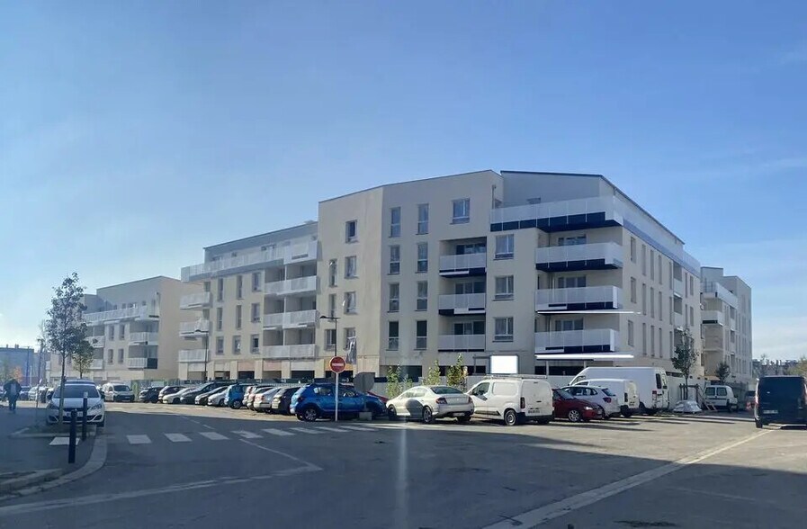 Retail in La Rochette for lease - Building Photo - Image 1 of 8