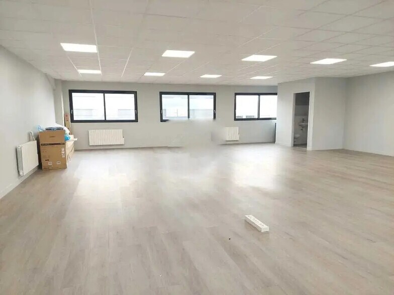 Industrial in BOIS-D'ARCY for lease - Building Photo - Image 3 of 5