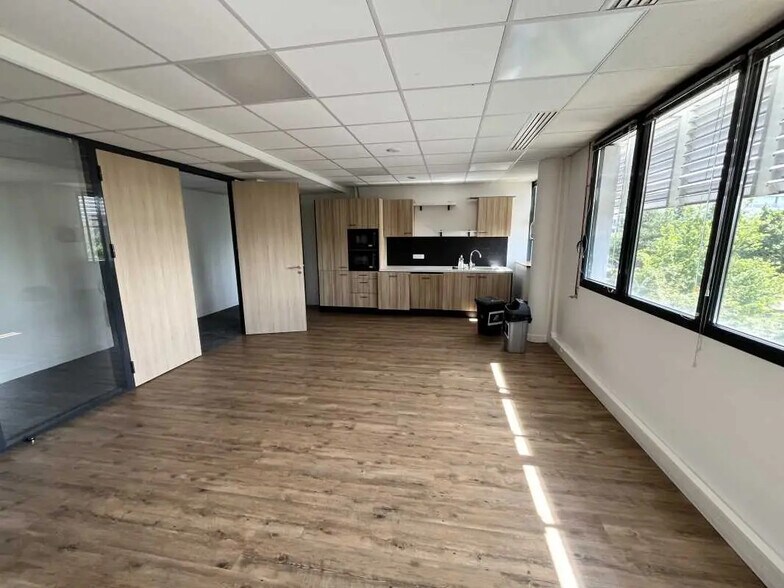 Office in Rennes for lease - Building Photo - Image 2 of 10