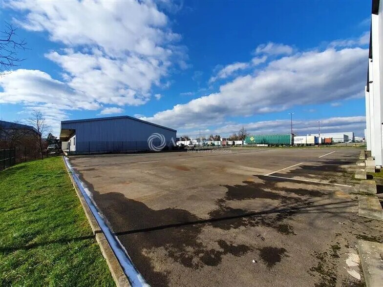 Flex in Metz for lease - Building Photo - Image 3 of 8