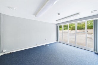 Wraxall Hl, Wraxall for lease Interior Photo- Image 2 of 3