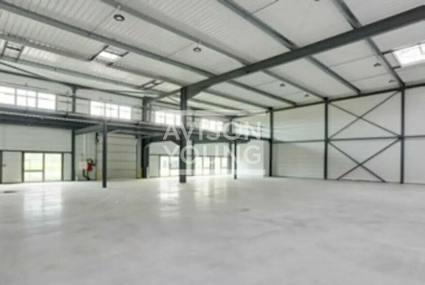 Flex in Le Thillay for lease - Interior Photo - Image 2 of 3