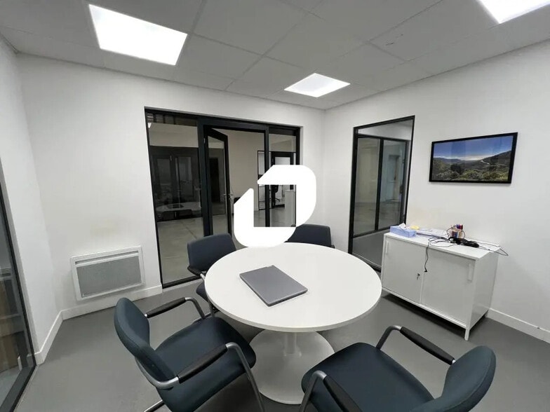 Flex in Ennevelin for lease - Interior Photo - Image 3 of 4