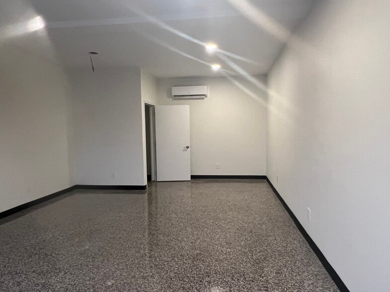 923 49th St S, Gulfport, FL for lease - Interior Photo - Image 3 of 8