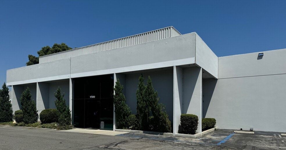 17300 Marquardt Ave, Cerritos, CA for lease - Building Photo - Image 1 of 10