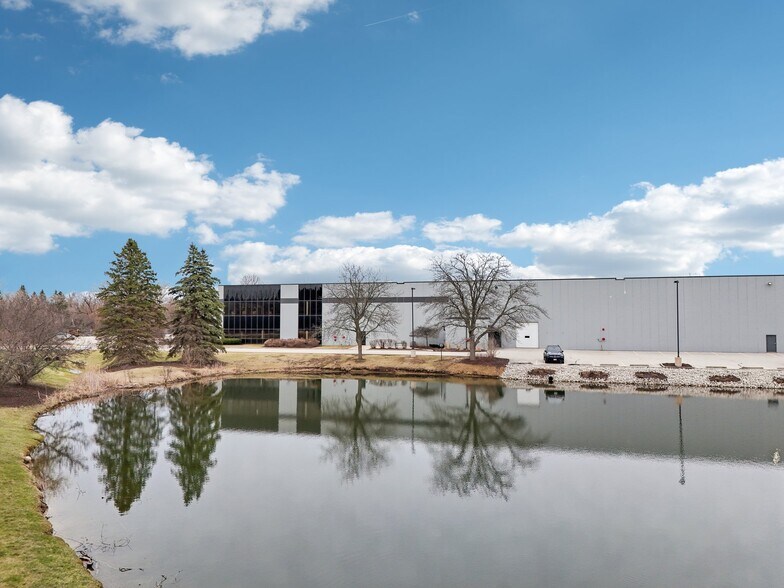 5201-5401 W Donges Bay Rd, Mequon, WI for lease - Building Photo - Image 2 of 11