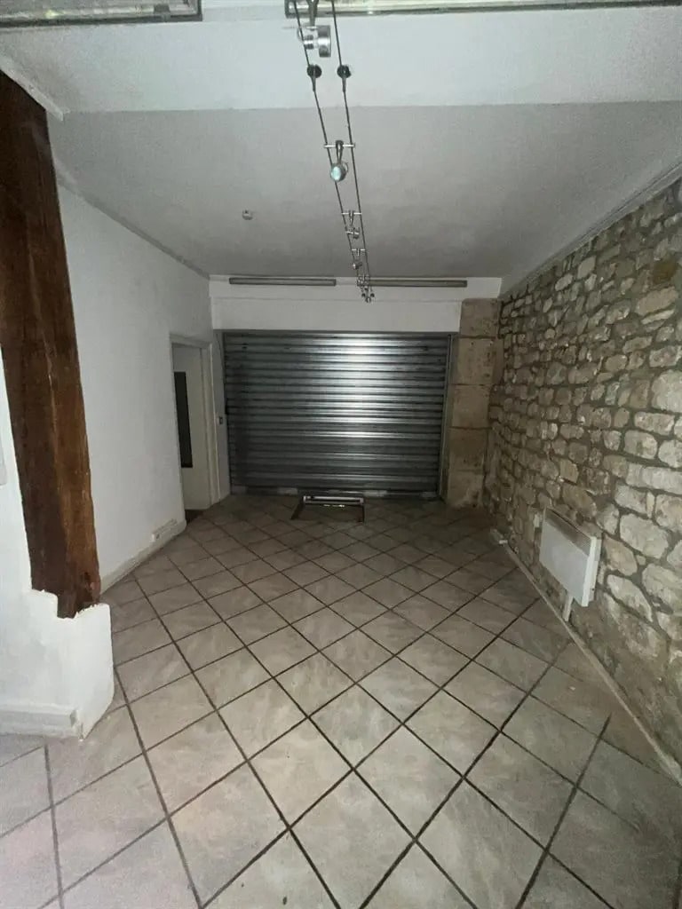 Retail in Paris for lease Interior Photo- Image 1 of 10