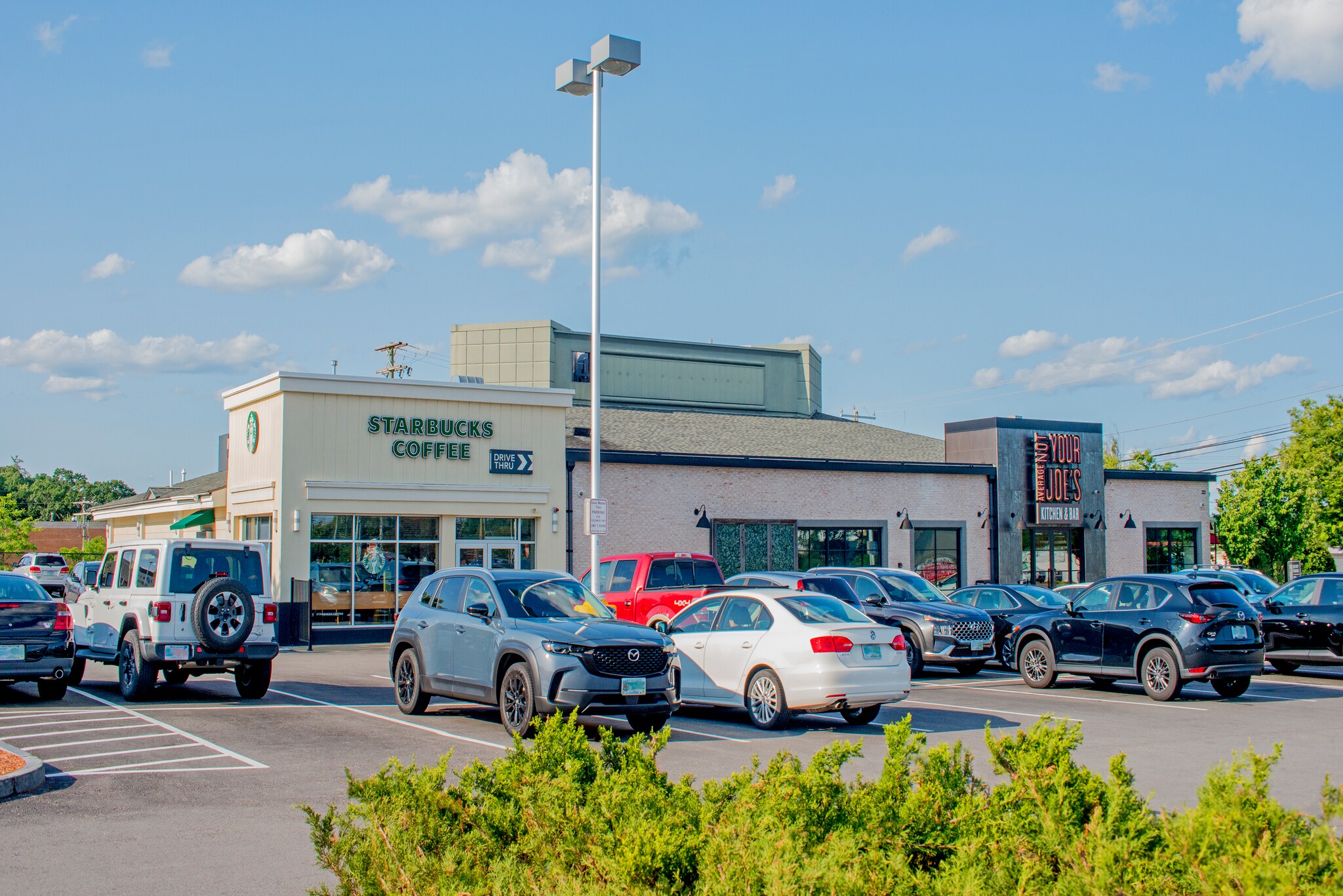 221225 Daniel ster Hwy, Nashua, NH 03060 Daniel ster Plaza