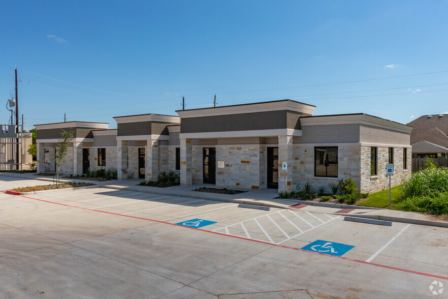 3129 Kingsley Dr, Pearland, TX for lease - Building Photo - Image 1 of 24