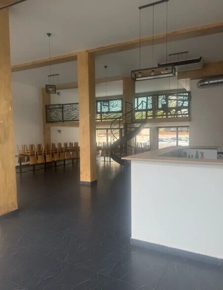 Retail in Le Bourget for lease - Interior Photo - Image 2 of 3