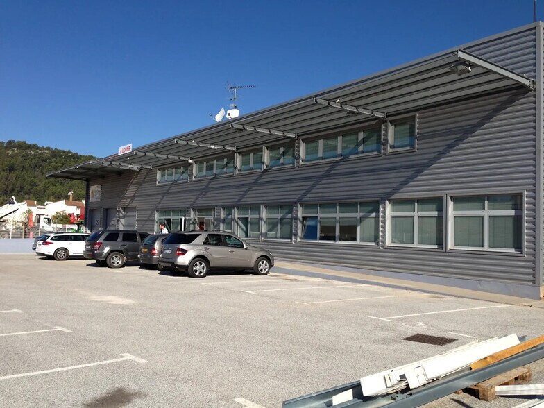 Flex in Le Luc for lease - Building Photo - Image 1 of 3