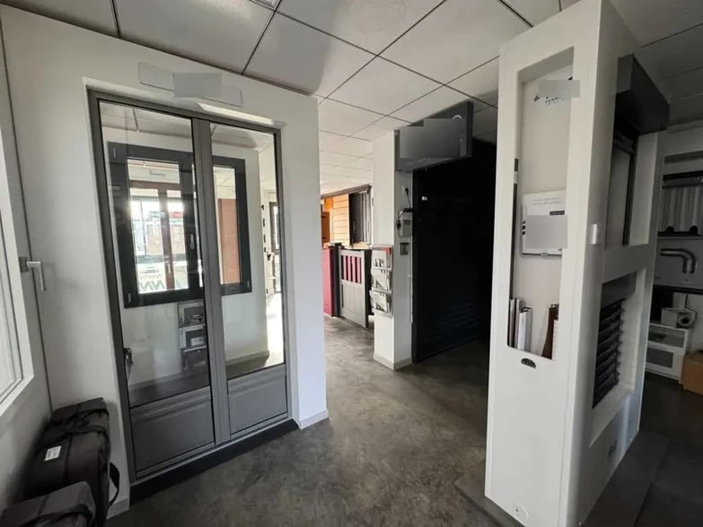 Office in Saint-Laurent-de-Mure for sale - Interior Photo - Image 3 of 3