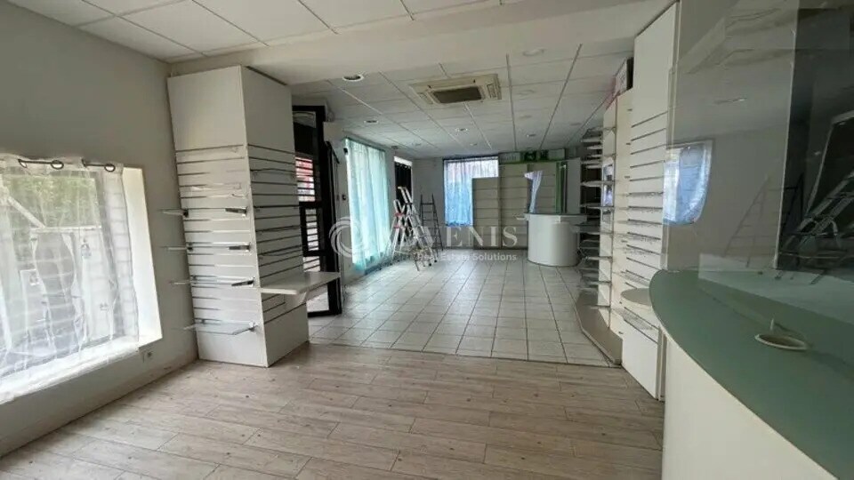 Retail in Bourges for lease - Interior Photo - Image 1 of 3
