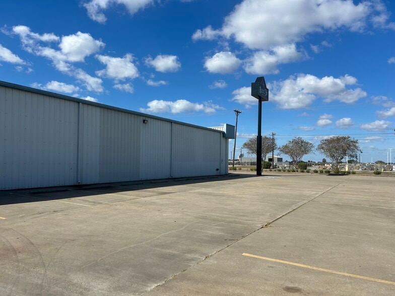 6006 Ayers St, Corpus Christi, TX for lease - Building Photo - Image 3 of 17