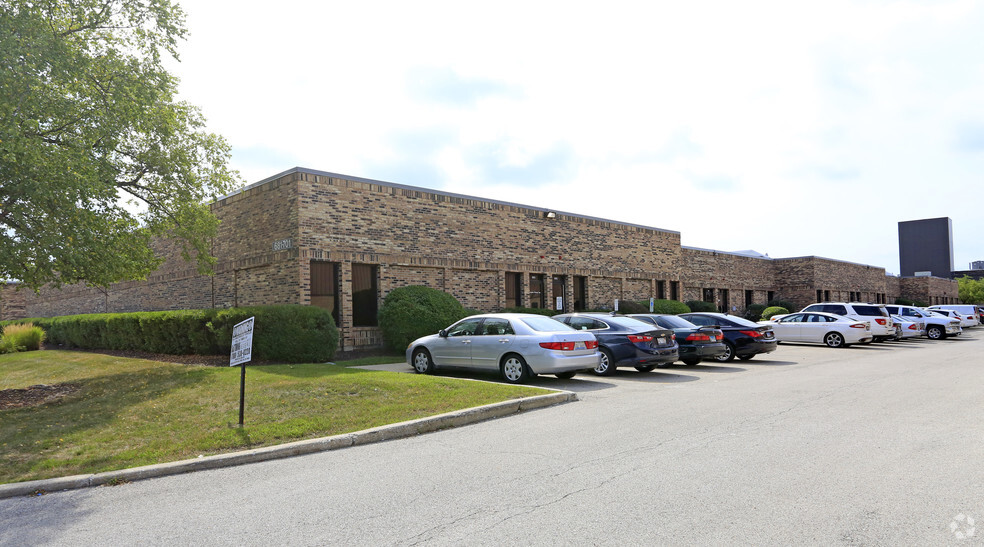 681-701 Executive Dr, Willowbrook, IL for lease - Building Photo - Image 1 of 6