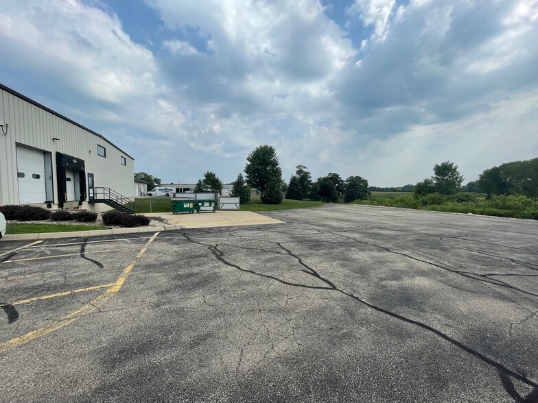 380 Business Park Cir, Stoughton, WI for lease - Building Photo - Image 3 of 9