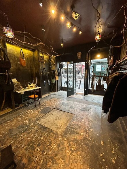 Retail in Paris for lease - Interior Photo - Image 2 of 4