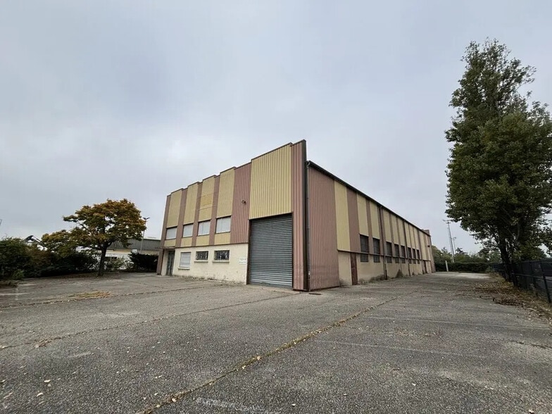 Flex in Chassieu for lease - Building Photo - Image 1 of 12