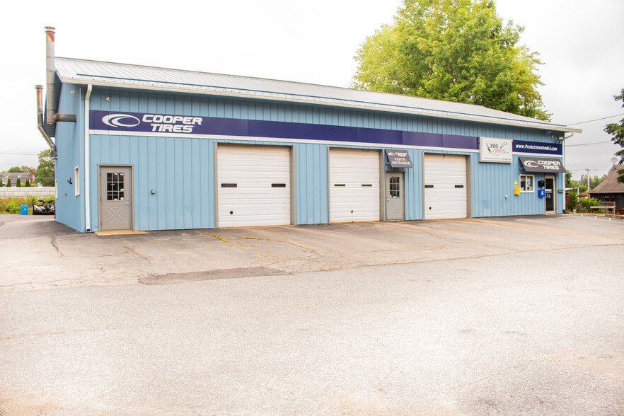 8 Englewood St, Webster, MA for sale - Primary Photo - Image 1 of 55