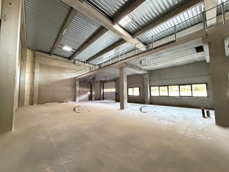 Flex in La Ciotat for lease - Building Photo - Image 1 of 8