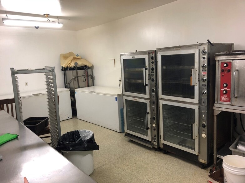 499 Hill St, Green Lake, WI for sale - Interior Photo - Image 2 of 11