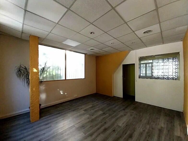 Flex in Nice for lease - Interior Photo - Image 2 of 4