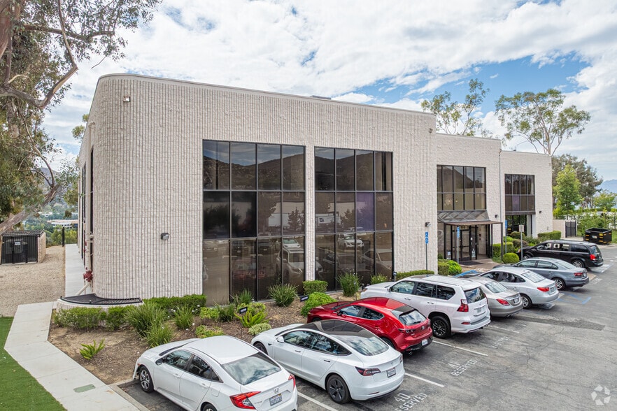 5703 Corsa Ave, Westlake Village, CA for lease - Building Photo - Image 2 of 4