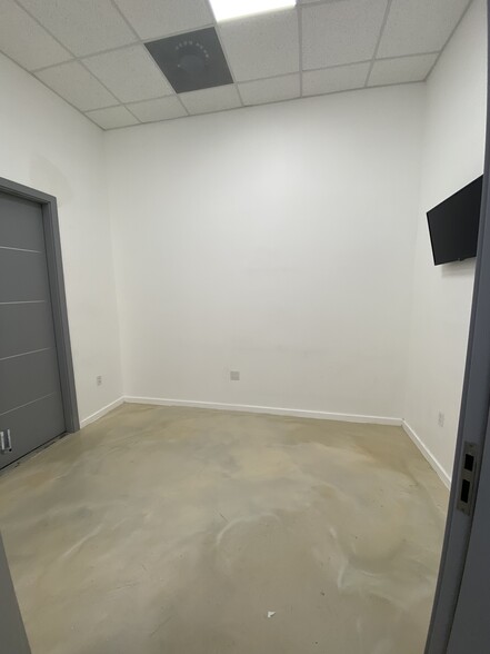 14251 42nd #13b Miami FL 33175 United States st, Miami, FL for lease - Interior Photo - Image 2 of 8