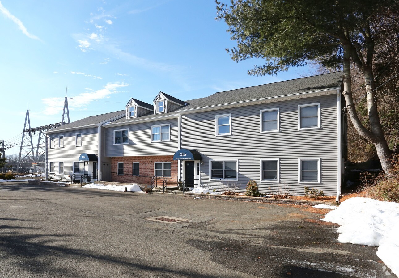 8 Hazel Ter, Woodbridge, CT 06525