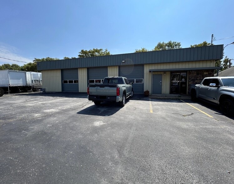 1424 E Saint Louis St, Springfield, MO for lease - Building Photo - Image 2 of 14