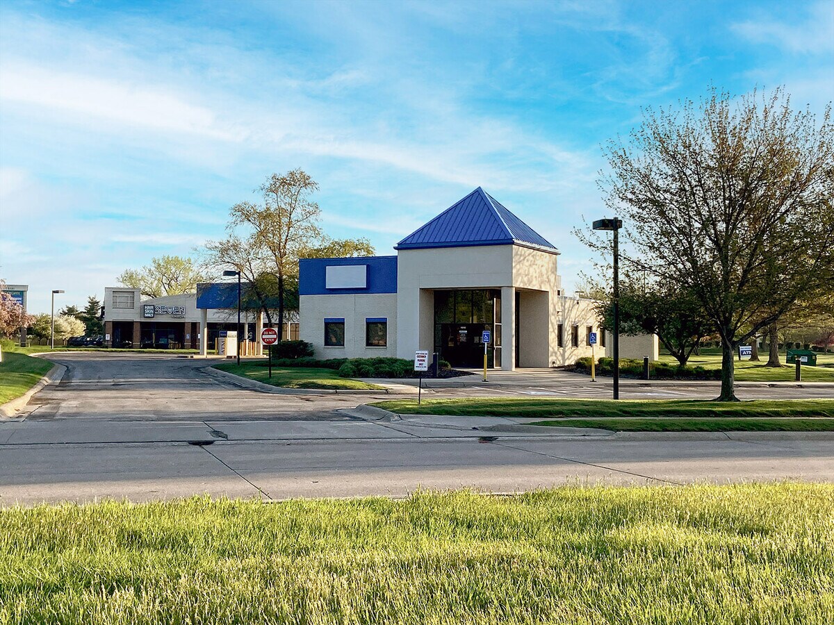 11910 Stonegate Dr, Omaha, NE 68164