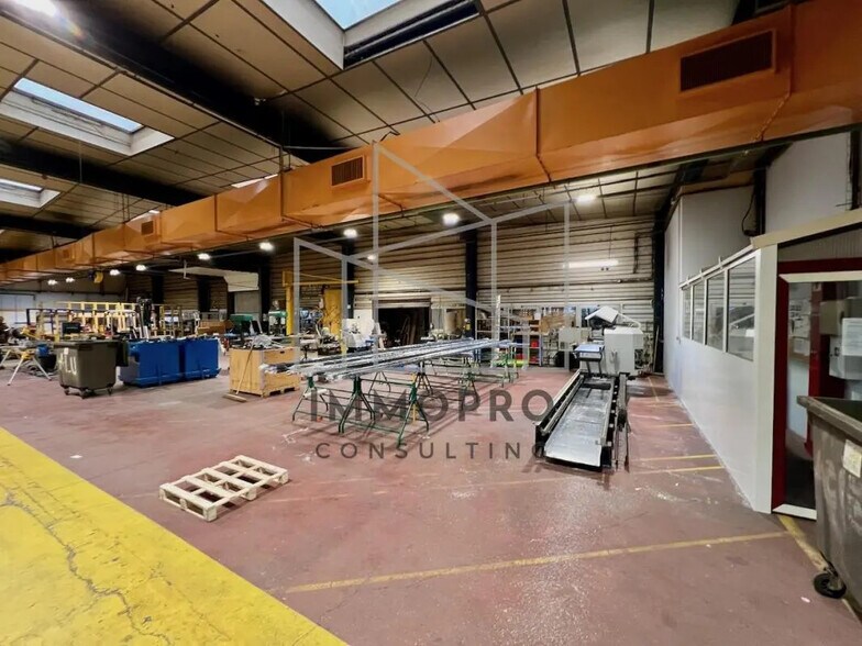 Flex in Évreux for lease - Interior Photo - Image 1 of 6