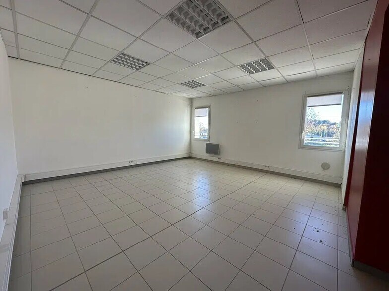 Office in Venelles for lease - Interior Photo - Image 3 of 9