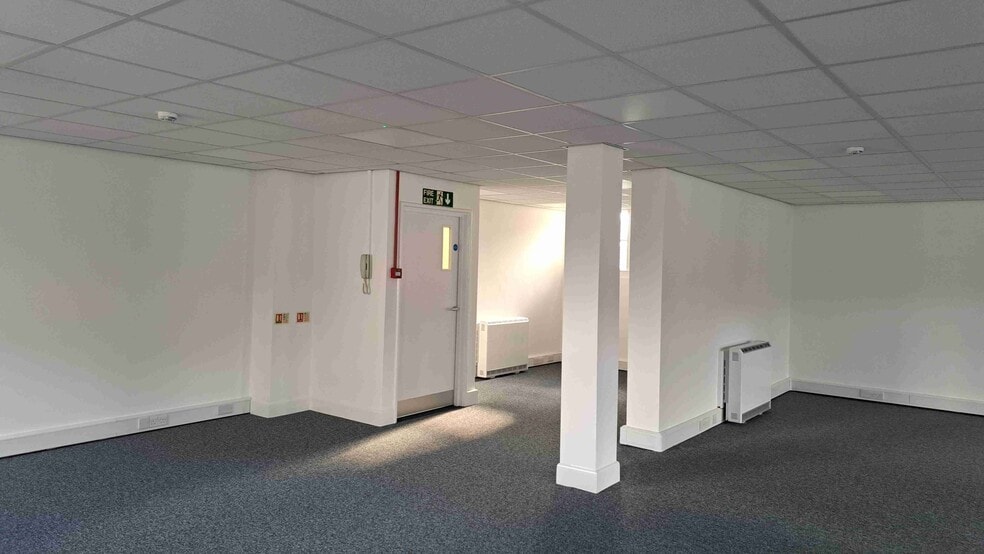 8-9 High St, Marlborough for lease - Building Photo - Image 2 of 3