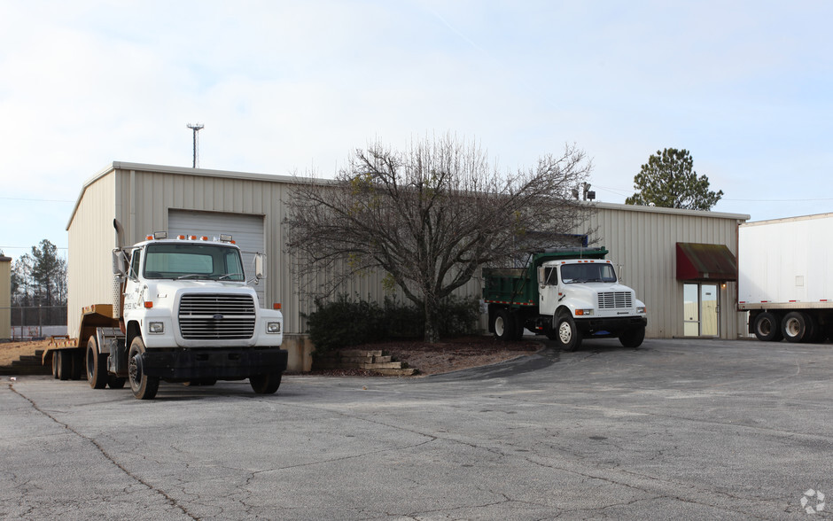 58k SF Value-Add Industrial Conyers, GA portfolio of 7 properties for sale on LoopNet.com - Primary Photo - Image 2 of 7