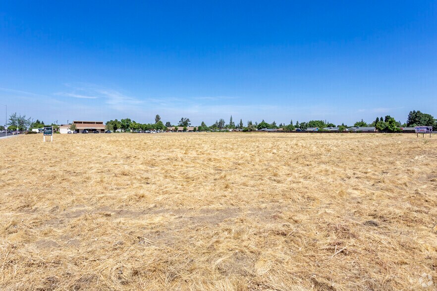 1859 Shaw Ave, Clovis, CA for sale - Building Photo - Image 3 of 11