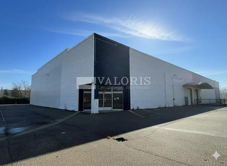 Retail in Vaulx-en-Velin for lease Building Photo- Image 1 of 9